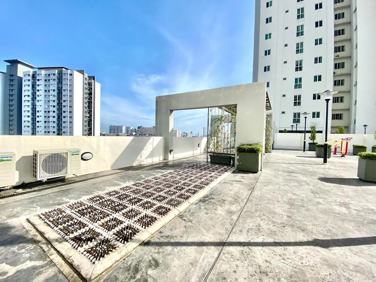Straits Garden Suites #Pool With View #Seaview And Bridge View #Georgetown #3Pax #2Br2Bath #1Queen 1Single #Quality Well Maintained #Private Host דירה ג'ורג' טאון