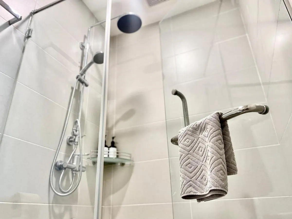 דירה Straits Garden Suites #Pool With View #Seaview And Bridge View #Georgetown #3Pax #2Br2Bath #1Queen 1Single #Quality Well Maintained #Private Host מלזיה